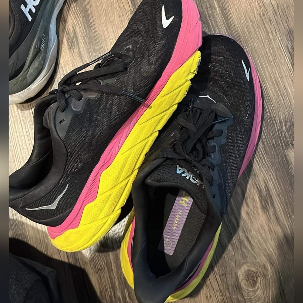 Hoka Arahi 6